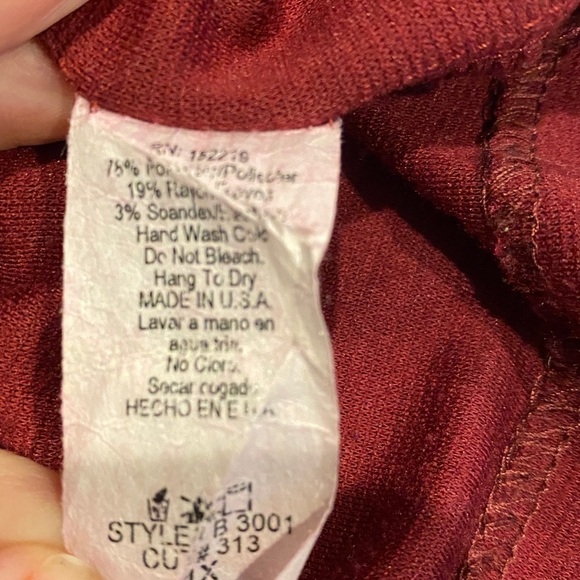 Auline Collection Elegant Burgundy Women's Blazer. One button. Measures size L. - Picture 10 of 13